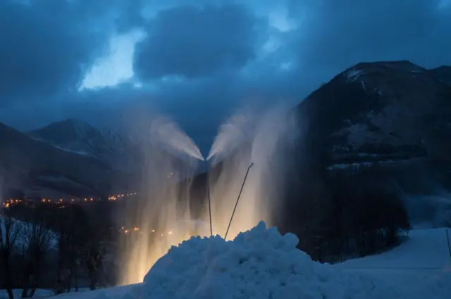 الثلج الناتج من مدافع الثلوج.