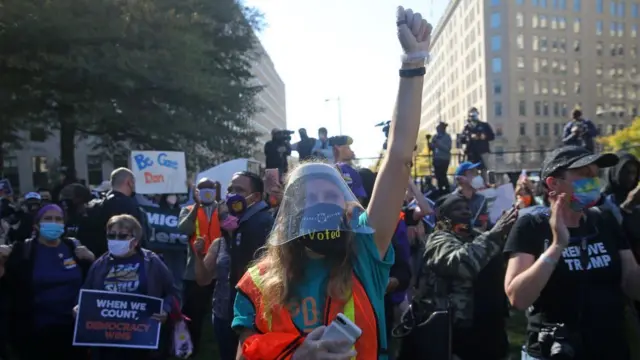 En la capital estadounidense, Washington D.C., partidarios de Biden salieron a la calle a celebrar la victoria del candidato demócrata.