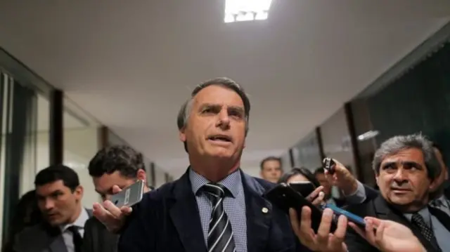 Bolsonaro rodeado por repórteres