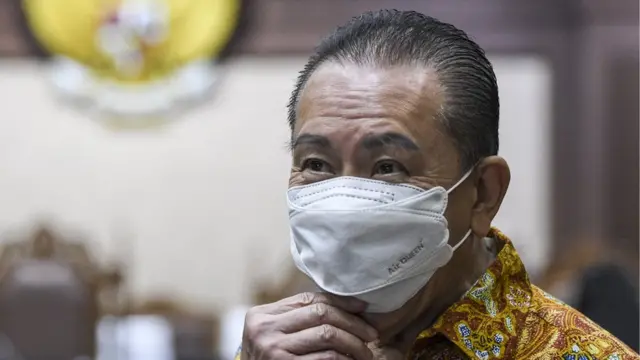 Majelis Hakim Pengadilan Negeri Jakarta Timur menjatuhkan hukuman …. tahun kepada Djoko Tjandra.