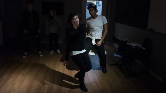 Priscilla Gómez y Limanol Adams ensayan un baile.