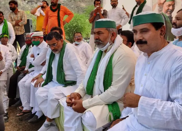 ખેડૂત સત્યાગ્રહ મંચના ખેડૂતો સાથે રાકેશ ટિકૈત