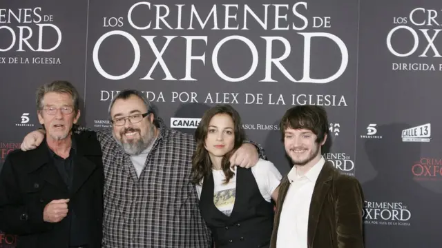 El director Alex de la Iglesia con los actores de la película "Los crímenes de Oxford".