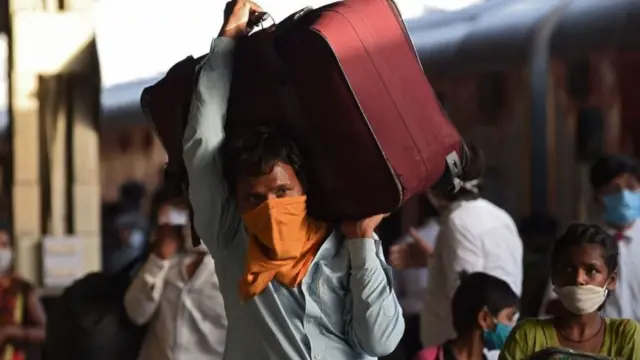 વતન જતા મજૂરની પ્રતીકાત્મક તસવીર