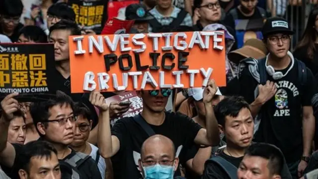 போலீஸூக்கு எதிரான கோரிக்கை