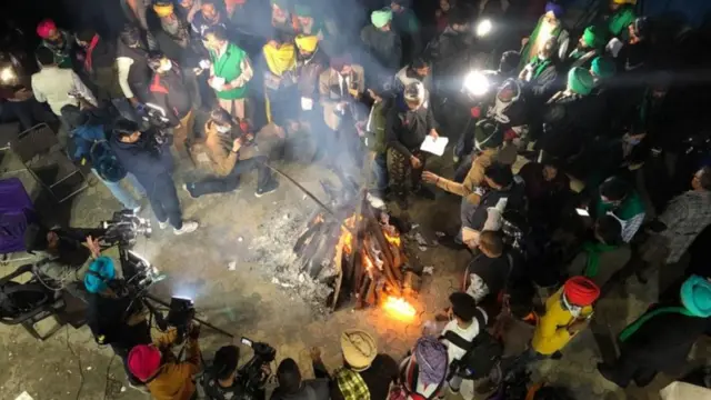 ਸਿੰਘੂ ਬਾਰਡਰ 'ਤੇ ਲੋਹੜੀ ਮਨਾਉਂਦੇ ਕਿਸਾਨ