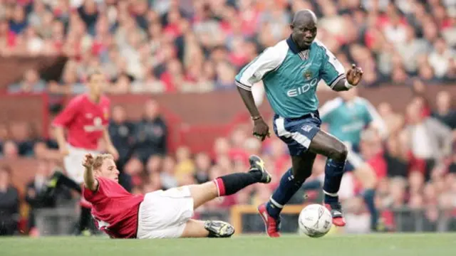 Georges Weah (Manchester City) dépose Nicky Butt de Manchester United lors d'un match à Old Trafford le 16 août 2000
