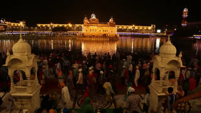 शीख लोक दिवाळी सन ‘बंदी छोड दिवस’ म्हणून साजरा करतात.