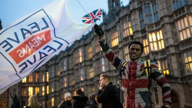 ব্রেক্সিট ইস্যুতে ভোটাভুটিতে ১১৮জন এমপি বিরোধী দলের সঙ্গে মিসেস মে'র চুক্তির বিপক্ষে ভোট দিয়েছেন।