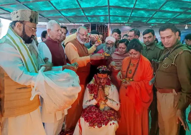 यति नरसिंहानंद गिरि की मौजूदगी में सनातन धर्म को अपनाते वसीम रिज़वी, तस्वीर छह दिसंबर की है