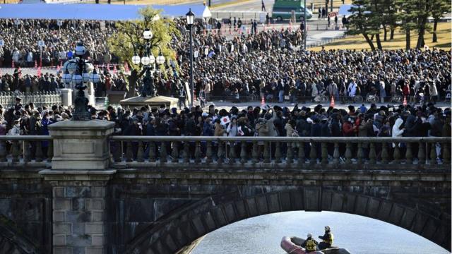 2019年1月2日，数万民众在日本皇宫外等候日本皇室举行新年朝贺活动