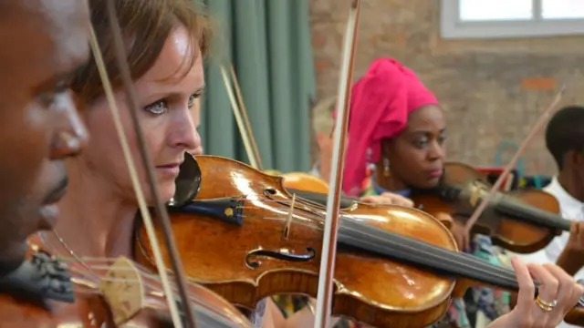 Скрипалі оркестру класичної музики