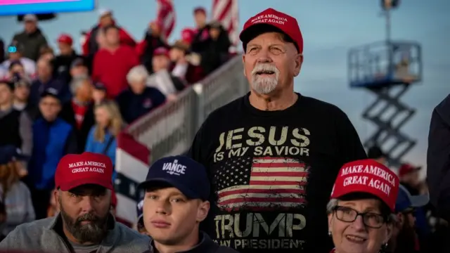 أنصار دونالد ترامب ينتظرون وصوله لتجمع حاشد في فانداليا، أوهايو