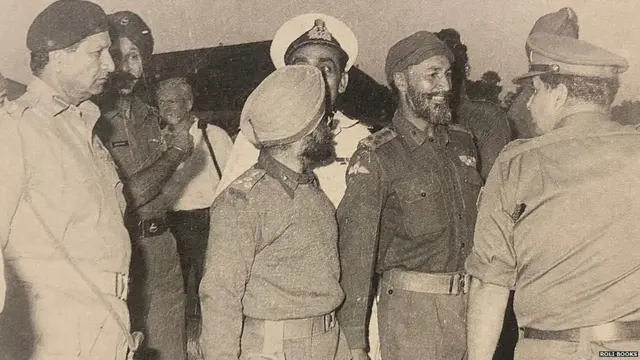 ਜਨਰਲ ਨਿਆਜ਼ੀ ਸਭ ਤੋਂ ਖੱਬੇ ਅਤੇ ਜਨਰਲ ਜੈਕਬ ਸਭ ਤੋਂ ਸੱਜੇ