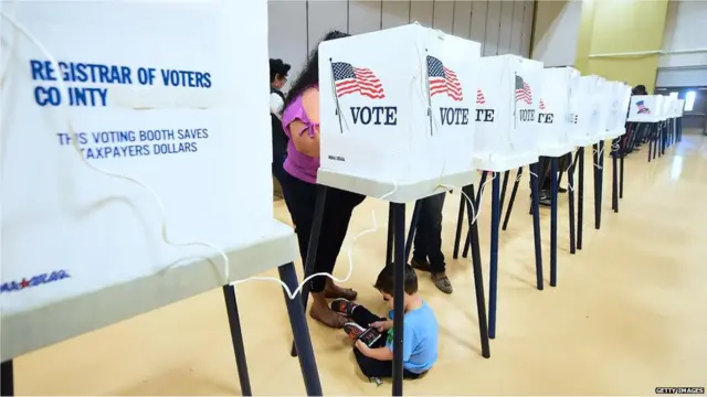 अमरीका में वोट करते लोग