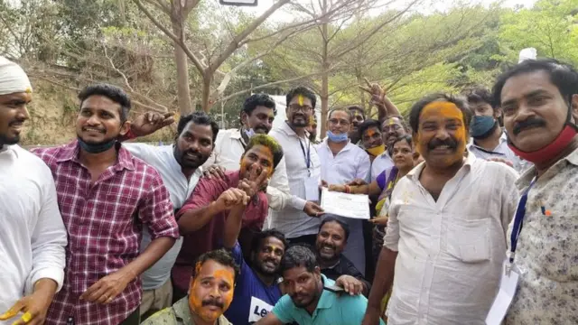 విజయం సాధించిన వైసీపీ అభ్యర్థుల సంబరాలు