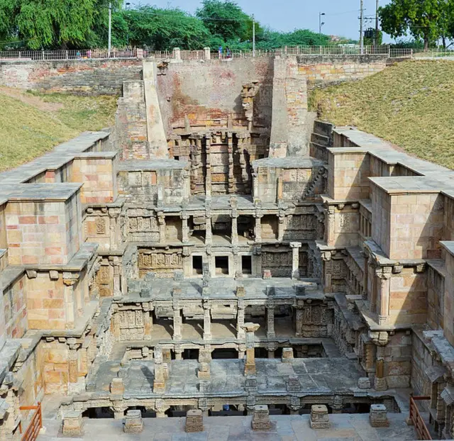 ગુજરાતના પાટણમાં 11મી સદીમાં બનાવાલેયી 'રાણી-કી-વાવ'ને યુનેસ્કો દ્વારા વર્લ્ડ હેરિટેજ સાઇટનો દરજ્જો આપવામાં આવ્યો છે.