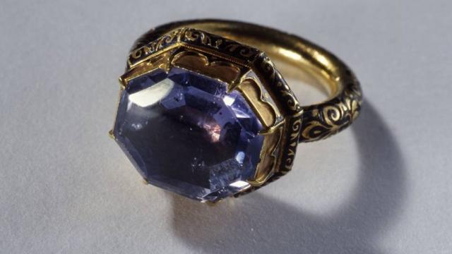 Кольцо XVI века с крупным синим камнем