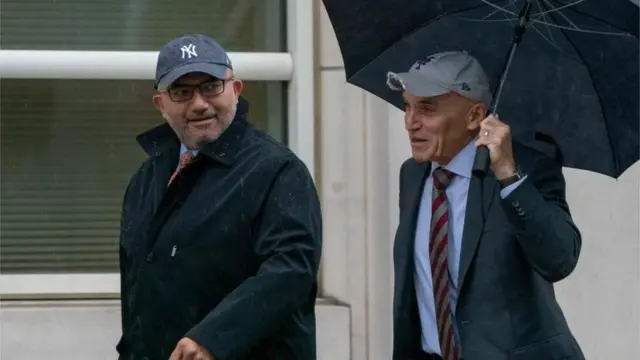 અદાલતની બહાર અધિકારીઓ