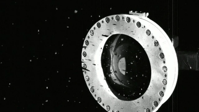 หินและฝุ่นผงจากดาวเคราะห์น้อยเบนนู หลุดกระจายเกลื่อนออกนอกหัวเจาะของยานสำรวจ