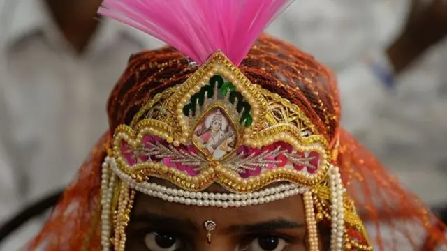 மணமேடையில் துணிச்சல் காட்டிய வீர மணப்பெண்கள்