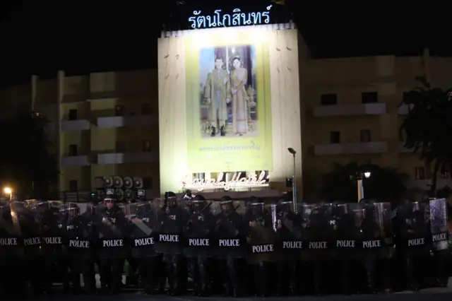 ตำรวจชุดควบคุมฝูงชนกระจายกำลังกันดูแลพื้นที่ ถ.ราชดำเนิน ระหว่างการชุมนุมของกลุ่ม "รีเด็ม" เมื่อ 20 มี.ค. 2564