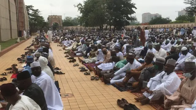 Babban masallacin Juma'a na Abuja ya yi cikar-kwari da masallata wadanda ke jira a tayar da sallar Idi