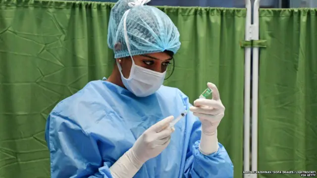 રસી મૂકતા આરોગ્યકર્મી