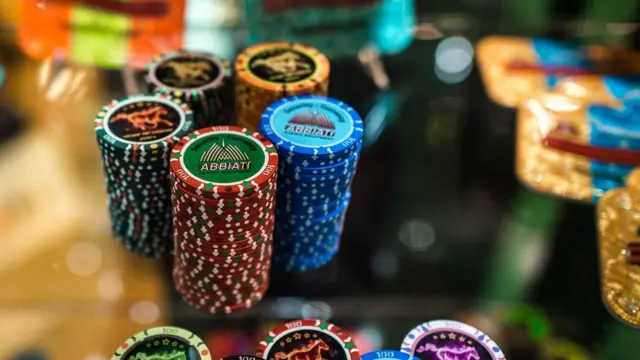 澳门一场国际博彩博览会上展出的筹码（资料图片）