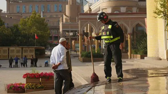 Policial chinês limpando escadas7 games bet botmesquita na cidade7 games bet botKashgar