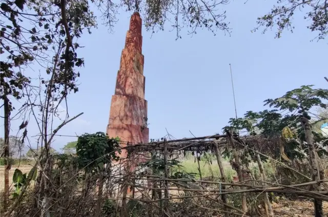 గ్రామంలో స్తూపం