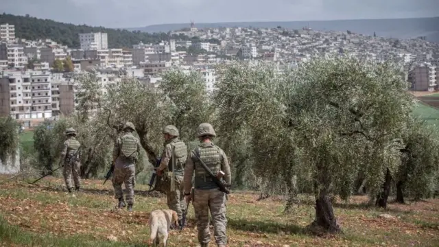 عناصر من الجيش التركي أثناء احتلال مدينة عفرين الكردية