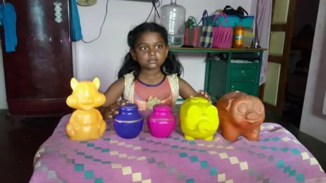 'தனது சேமிப்பை வழங்கிய இரண்டாம் வகுப்பு மாணவி'