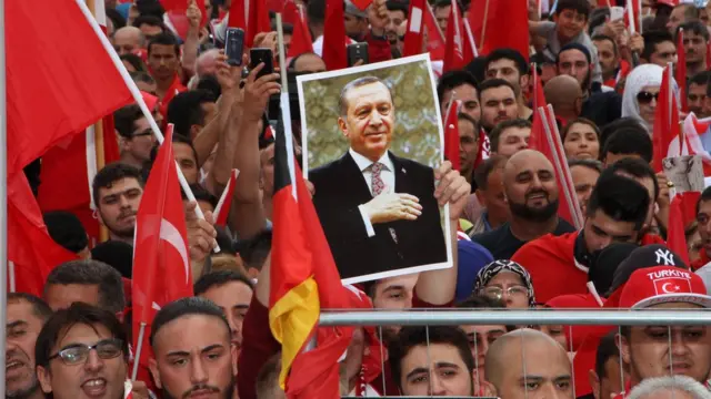 Köln'de Demokrasi mitingi