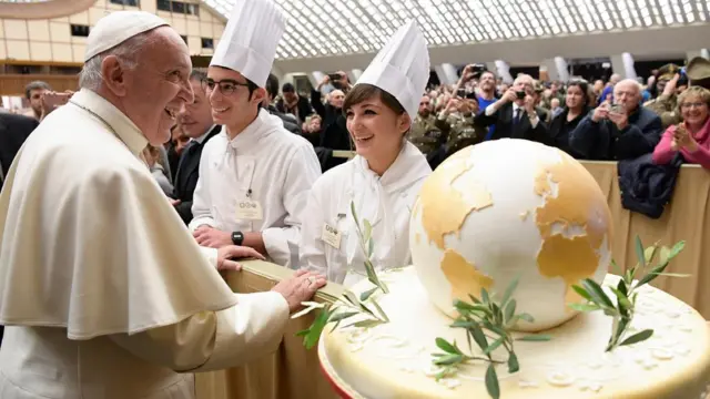 Папе вручают торт в виде глобуса