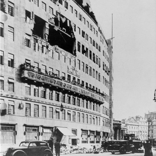 Broadcasting House con una gran abertura en una de sus paredes laterales debido a una bomba que entró por el séptimo piso y aterrizó en el quinto, donde explotó y causó la muerte de siete personas