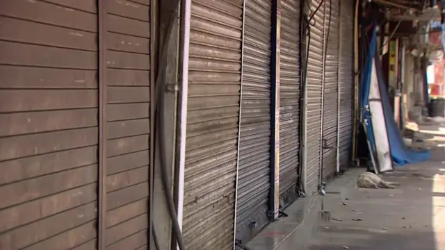 మూసి ఉన్న దుకాణాలు