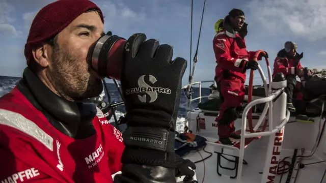 Tomando café durante una regata.