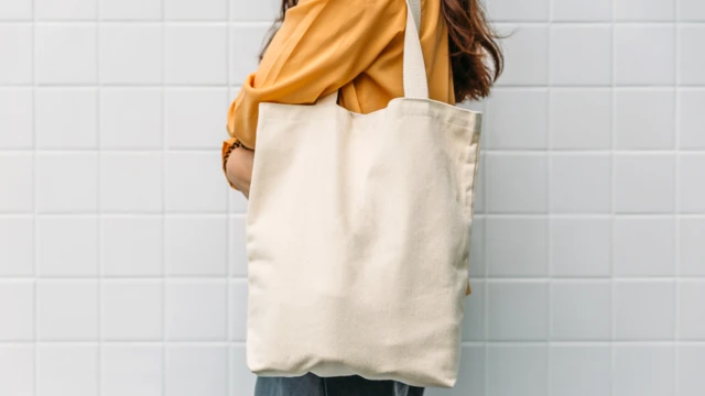 Mujer con una bolsa de algodón