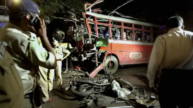 মুম্বাইয়ের বাস নেটওয়ার্কের ওপর সিরিজ বোমা হামলা। ২০০৩