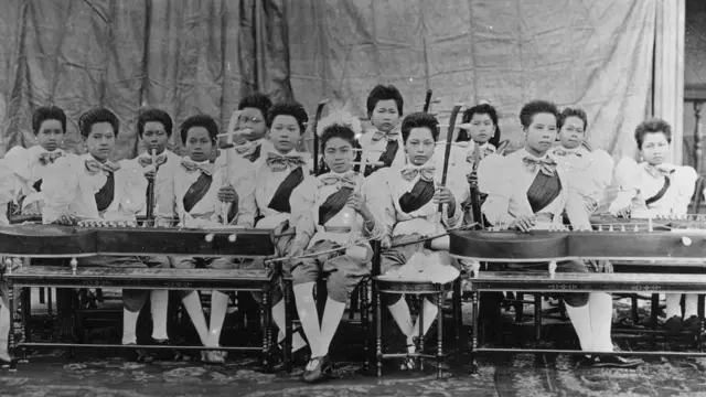 วงดนตรีสตรีสยามสมัยรัตนโกสินทร์ ภาพนี้ถ่ายเมื่อปี พ.ศ.2454