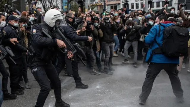 Kadıköy'deki eylemlerde de polisin biber gazı ve plastik mermi kullandığı görüldü
