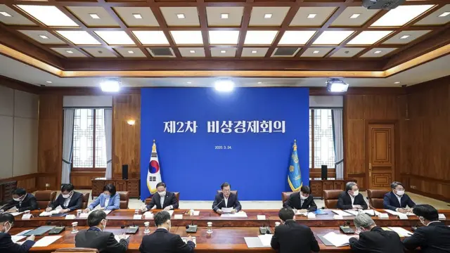 문재인 대통령이 24일 청와대에서 열린 제2차 비상경제회의에서 발언을 하고 있다