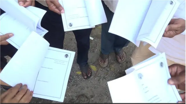 పేర్లు కూడా లేని హెల్త్ కార్డులు ఇచ్చారని బాధితులు వాపోయారు