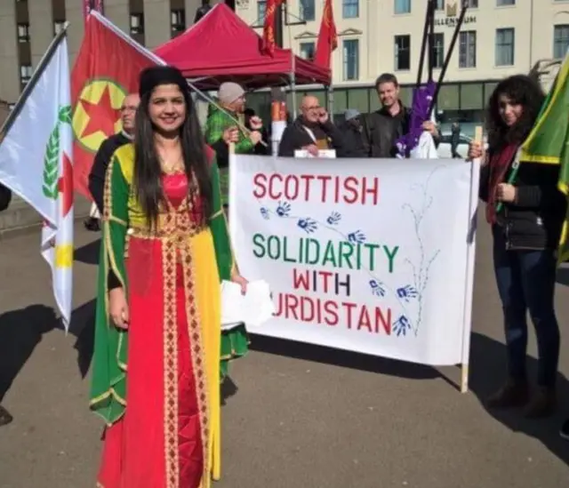 روزا صالح أثناء مظاهرة للأكراد في غلاسكو