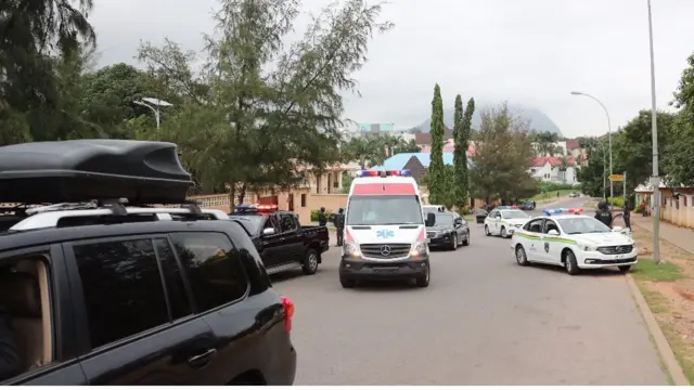 Ọkọ ọlọ́pàá dínà mọ́ Saraki láti kọjá