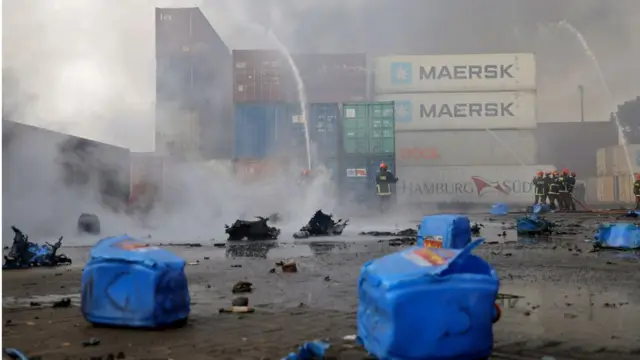 বিএম কন্টেইনার ডিপো থেকে এখনো ধোঁয়া বের হতে দেখা যাচ্ছে