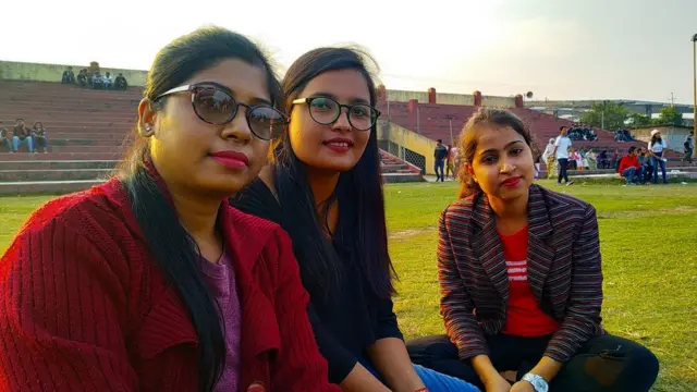 গুয়াহাটি বিশ্ববিদ্যালয়ের তিনজন ছাত্রী।