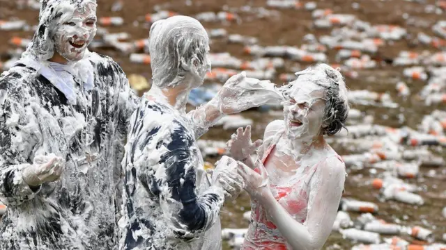 ફીણની હોળીની મસ્તી