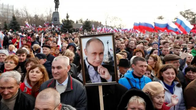 بسیاری از حامیان ولادیمیر پوتین در کریمه همزمان با چهارمین سال انضمام آن به روسیه تجمع کردند